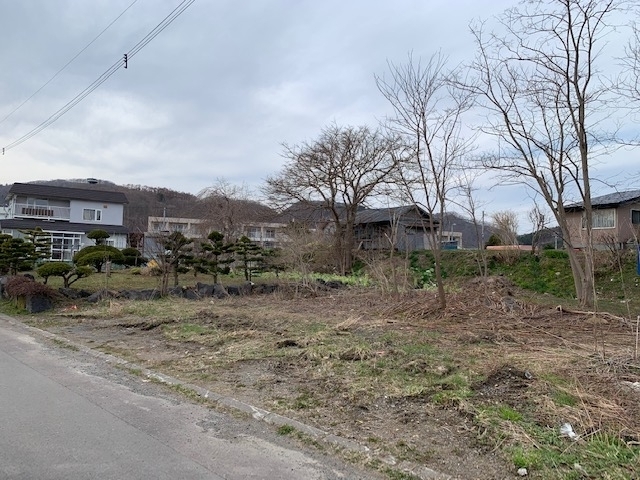 山並みを望む広々とした土地