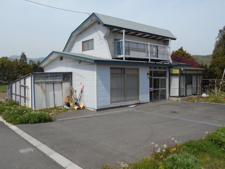 広々とした駐車スペース付き住宅