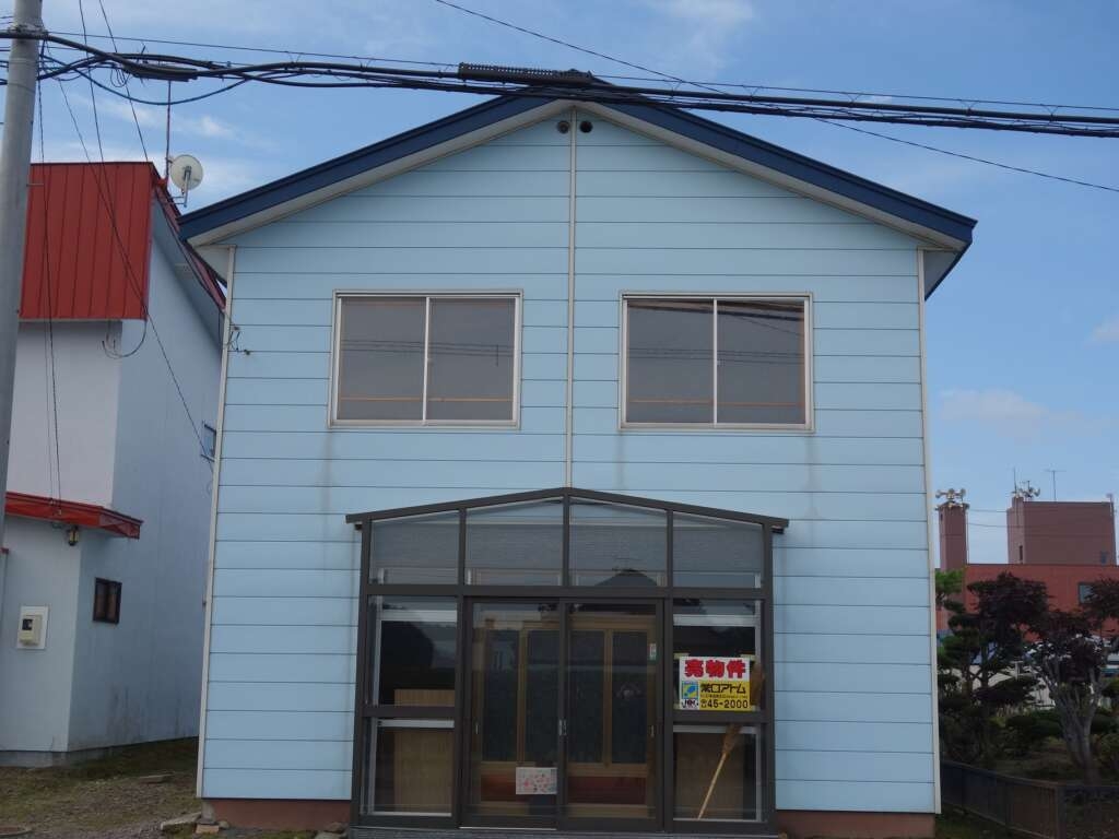 モダンな外観が魅力の二階建て住宅。