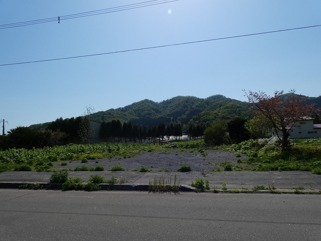 山々に囲まれた広々とした敷地