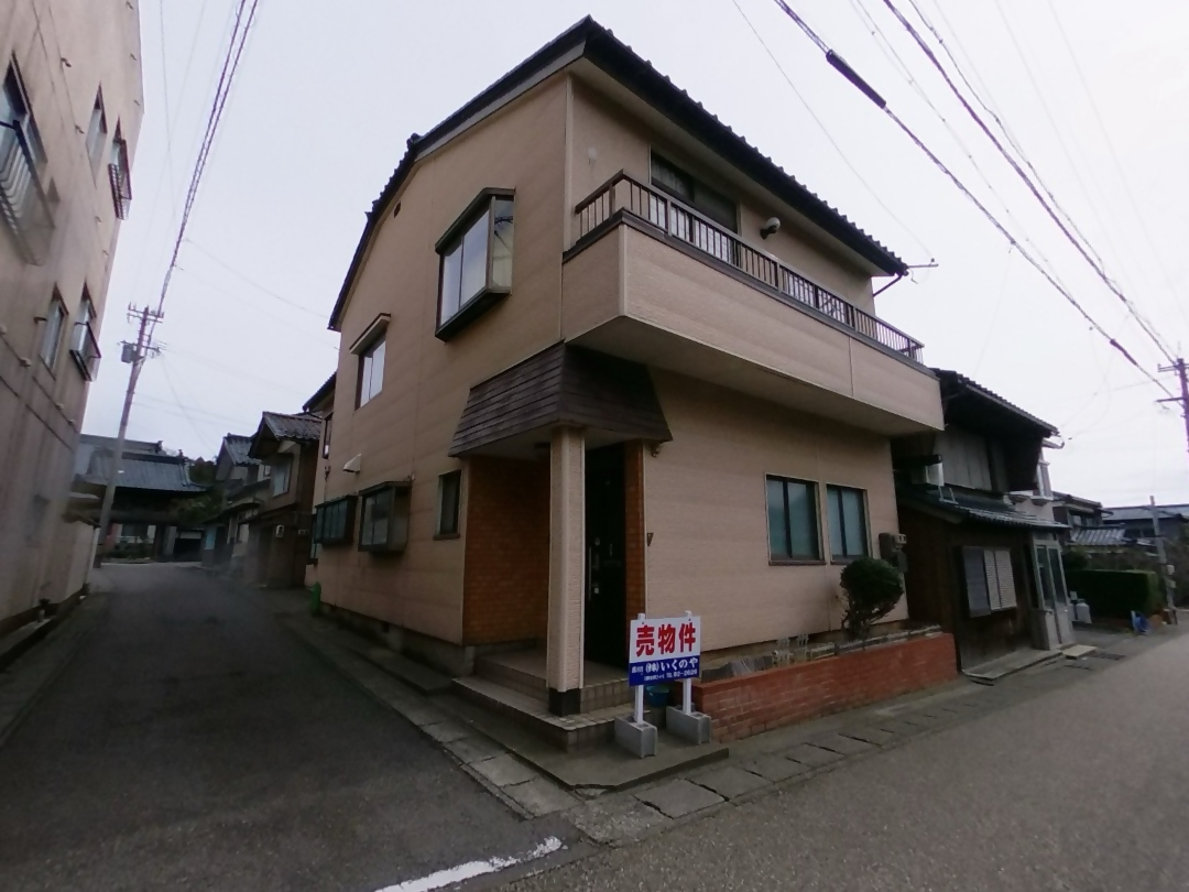 静かな街並みに溶け込む家