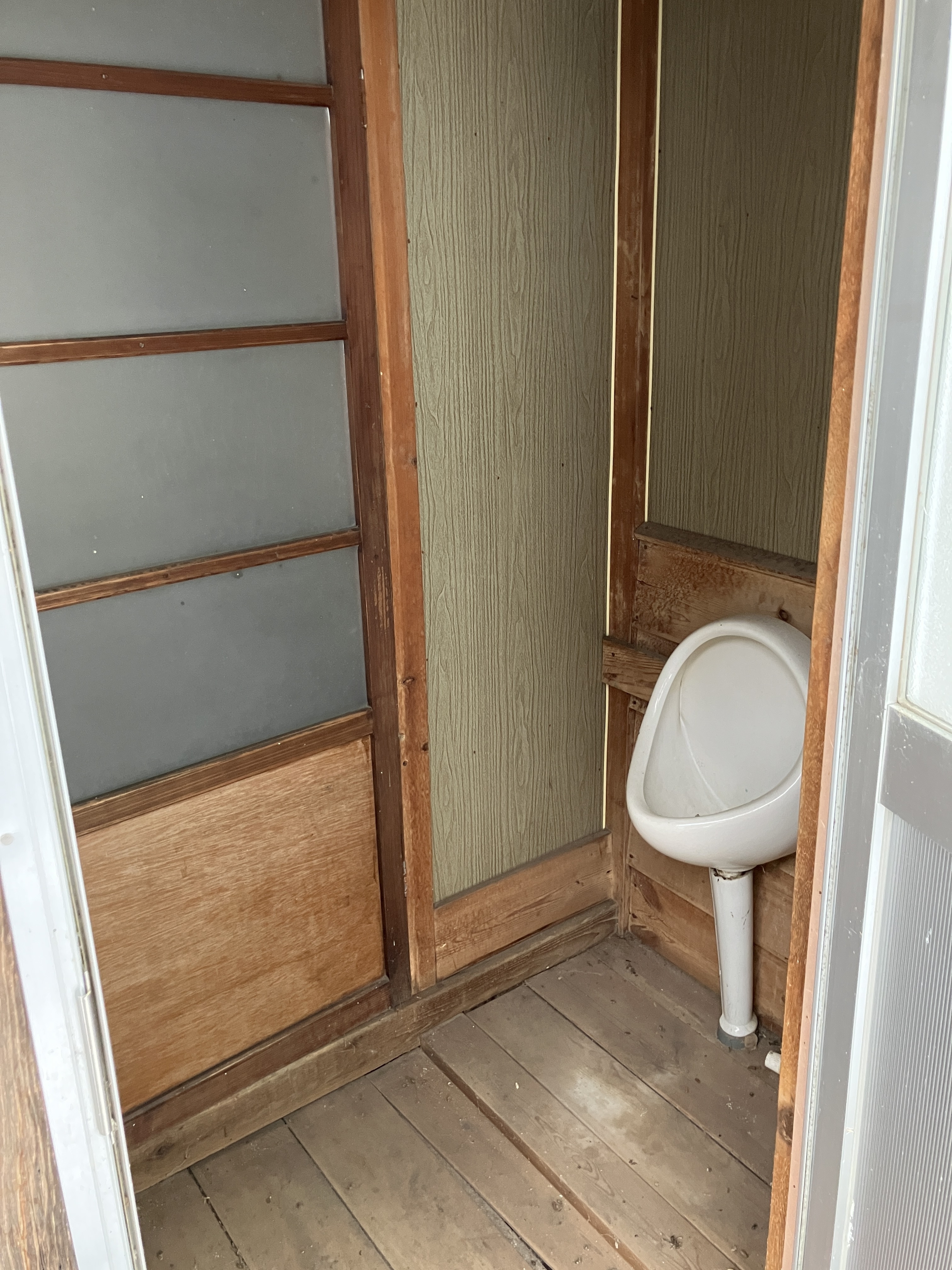 昔ながらの木造トイレ