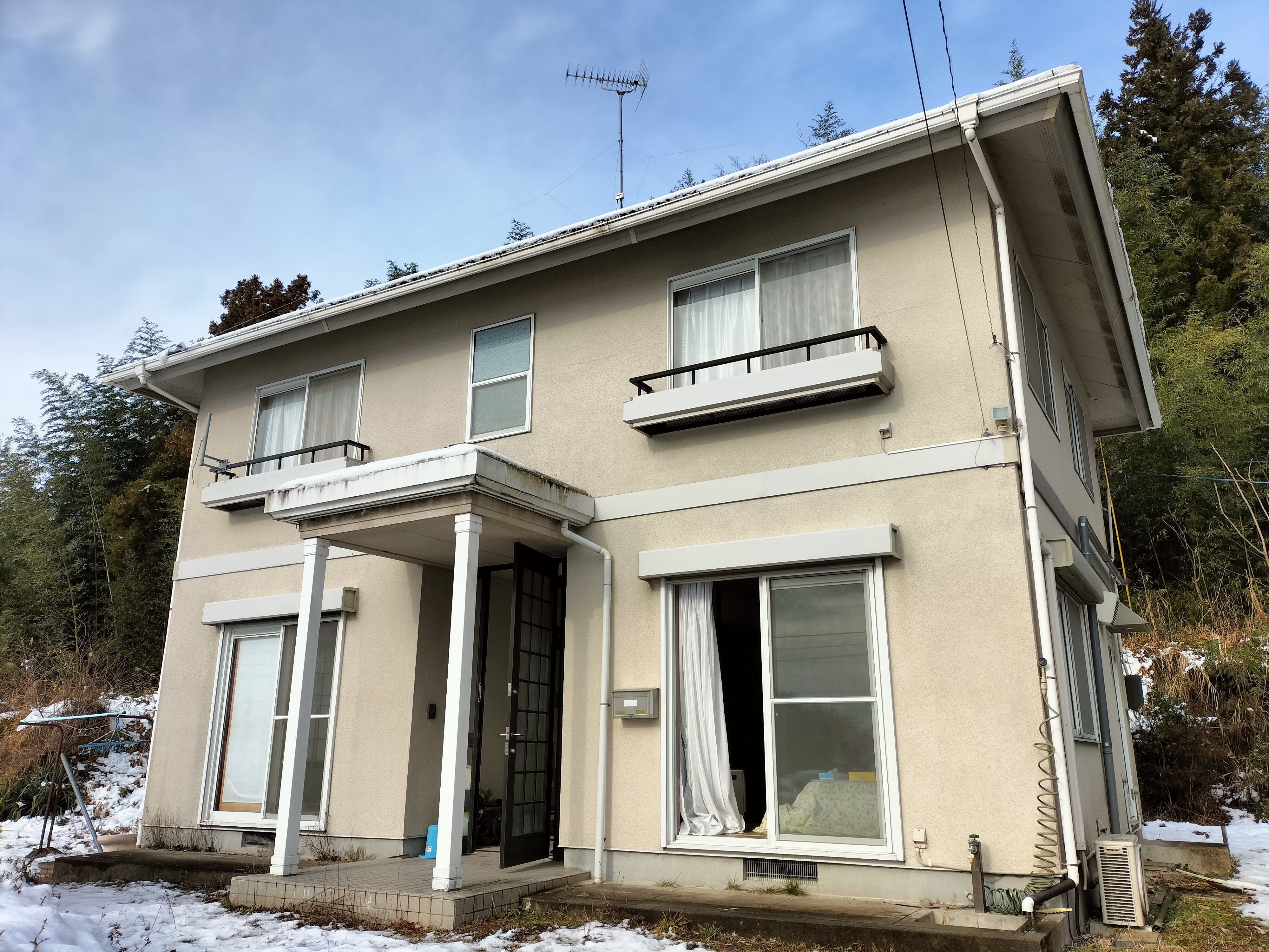 雪景色に佇む魅力的な木造2階建て住宅