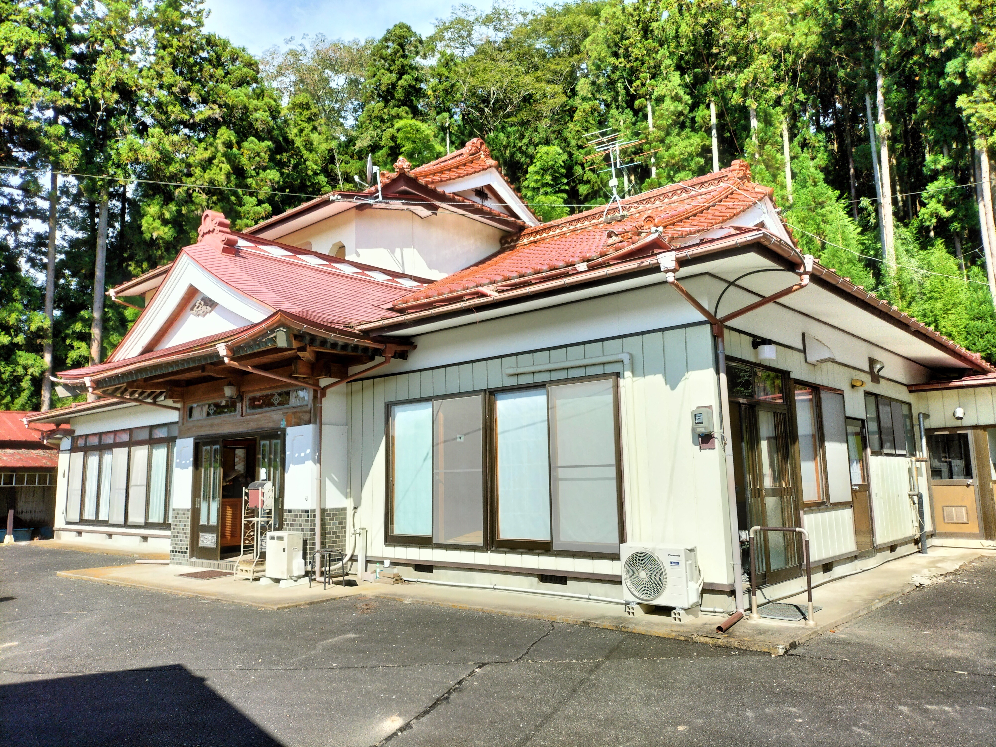 風情ある瓦屋根の木造住宅