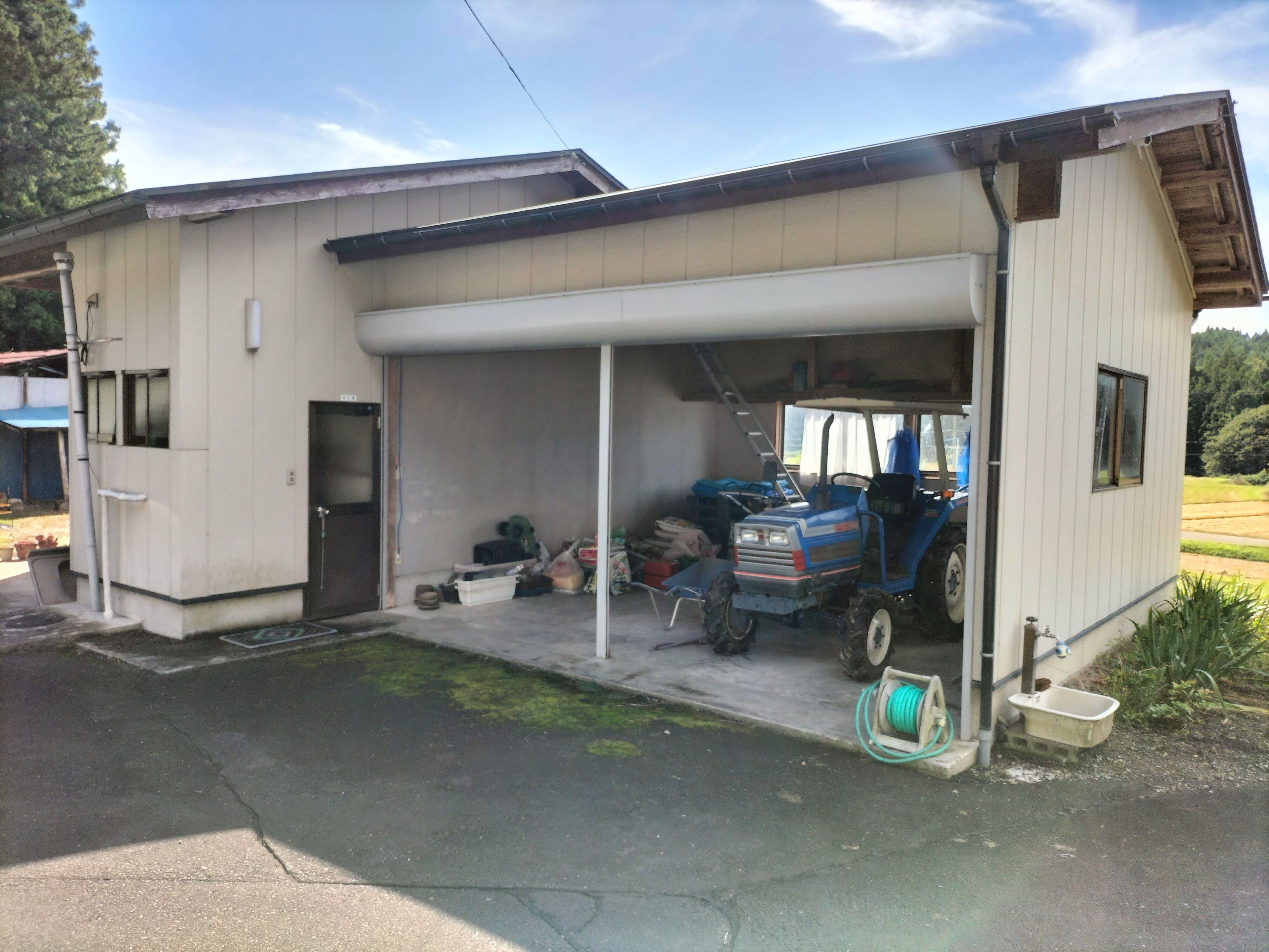 農業機械も収納できる広い倉庫