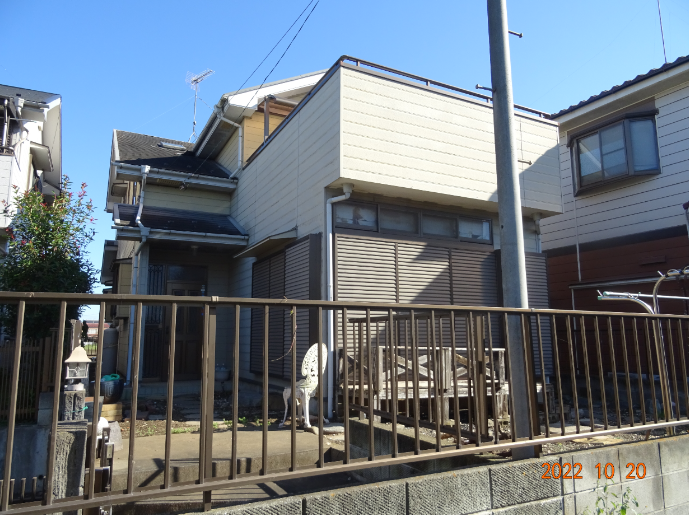 静かな住宅街に佇む家