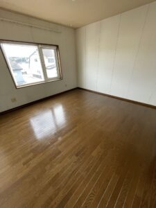 シンプルで機能的な洋室