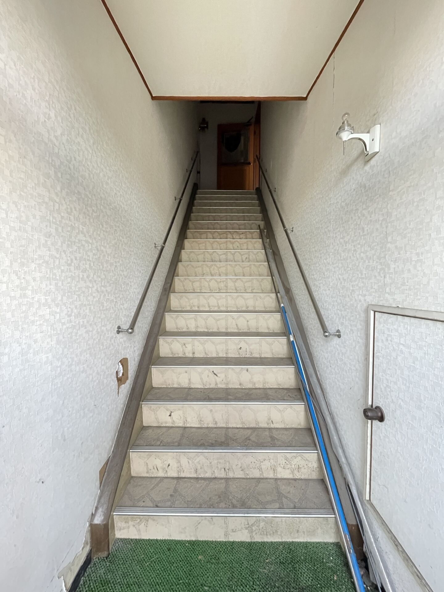 2階へ続く階段