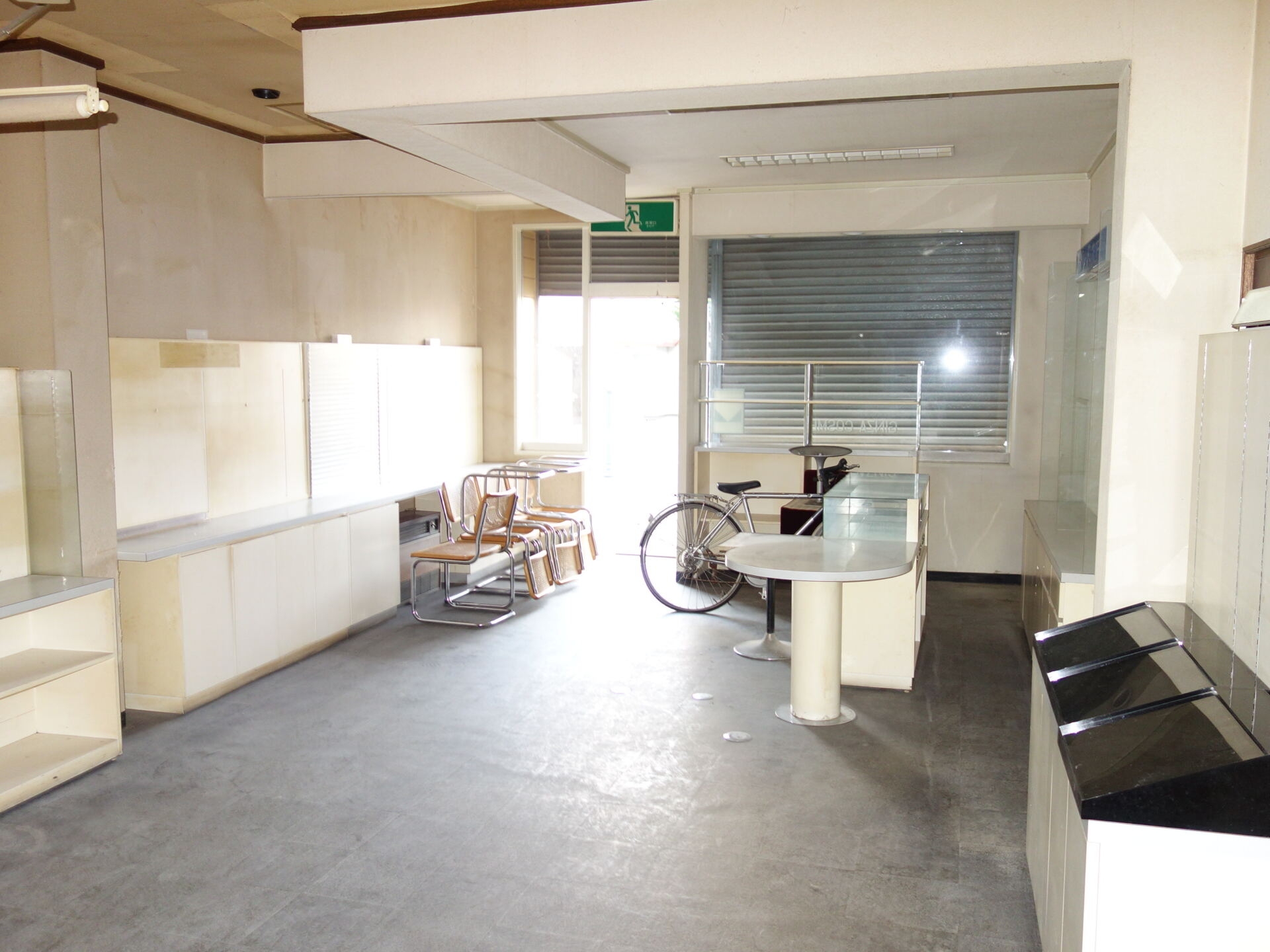 光が差し込む明るい店舗内