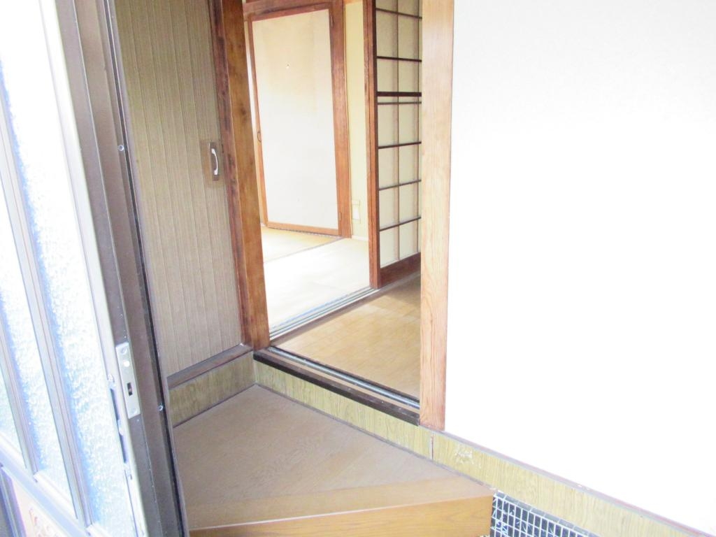 明るい日差しが差し込むリビングルーム