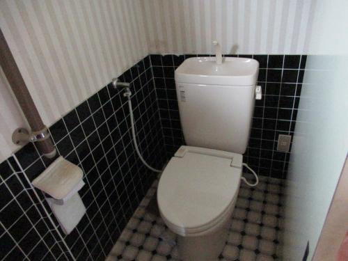 清潔感のあるタイル張りのトイレ