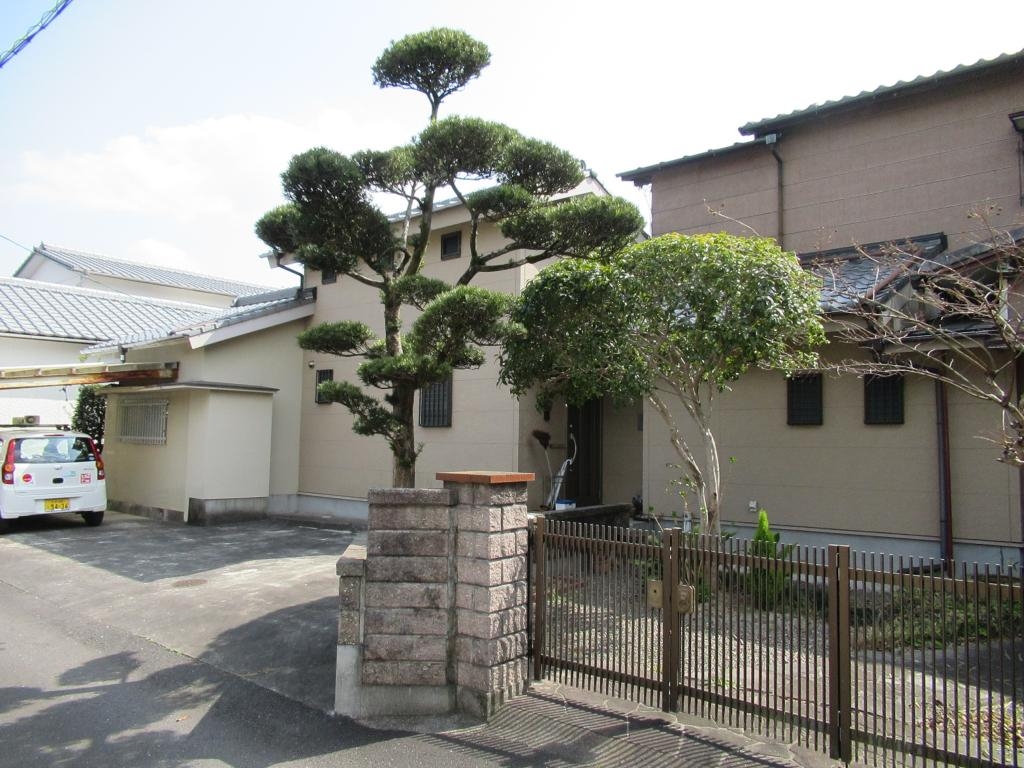 庭木が印象的な外観