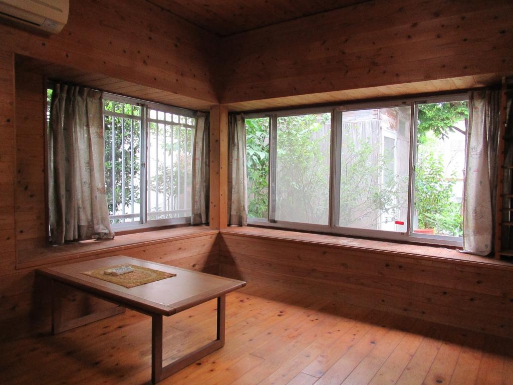 温かみある木目調のリビング