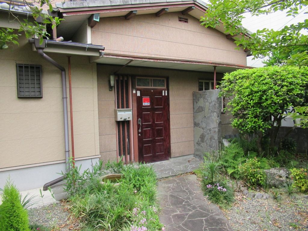 玄関と緑豊かなアプローチ