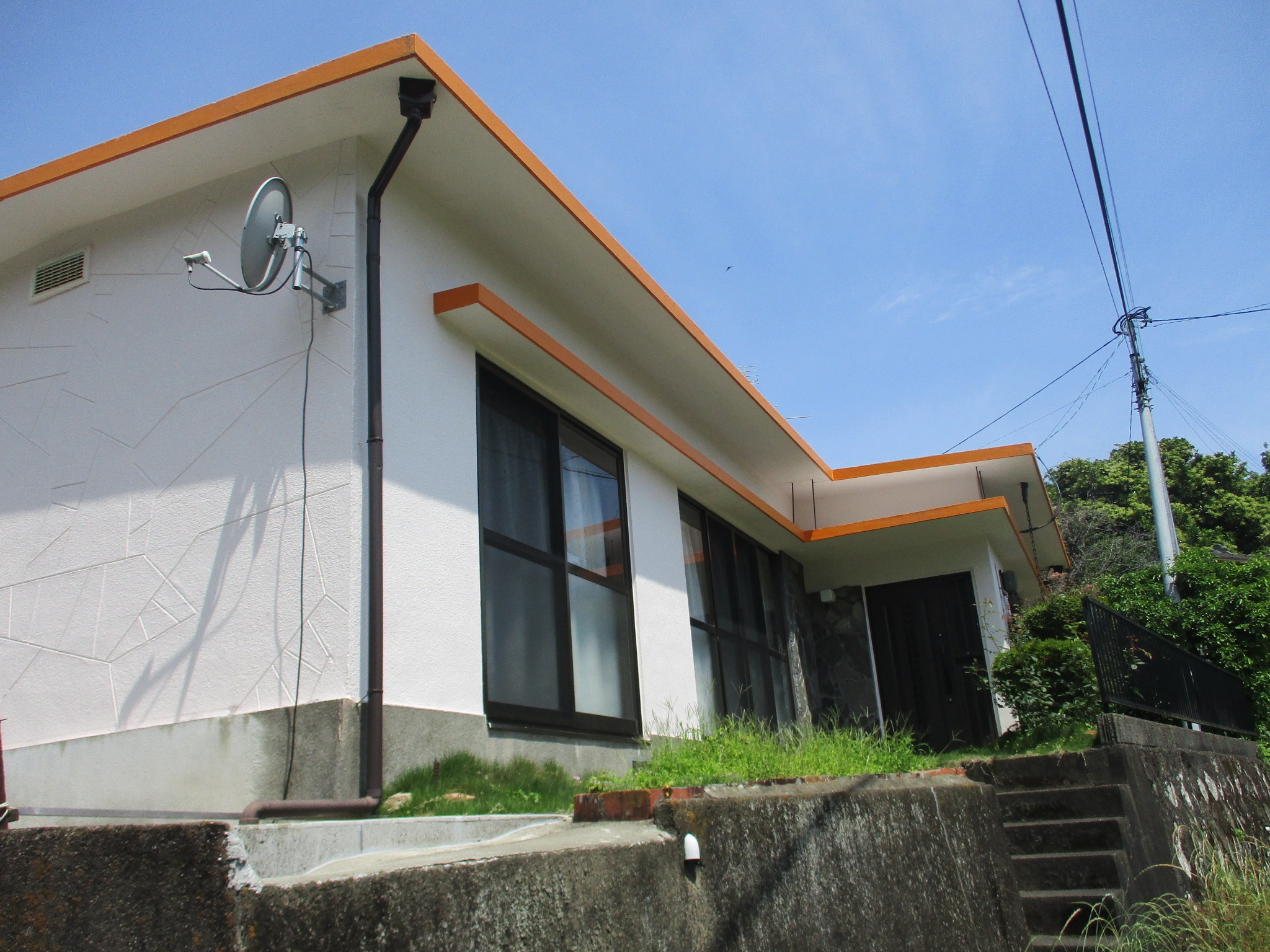山々に囲まれた平屋の木造住宅