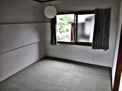 落ち着いた雰囲気の洋室