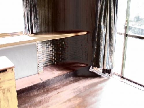 シンプルで機能的な洋室