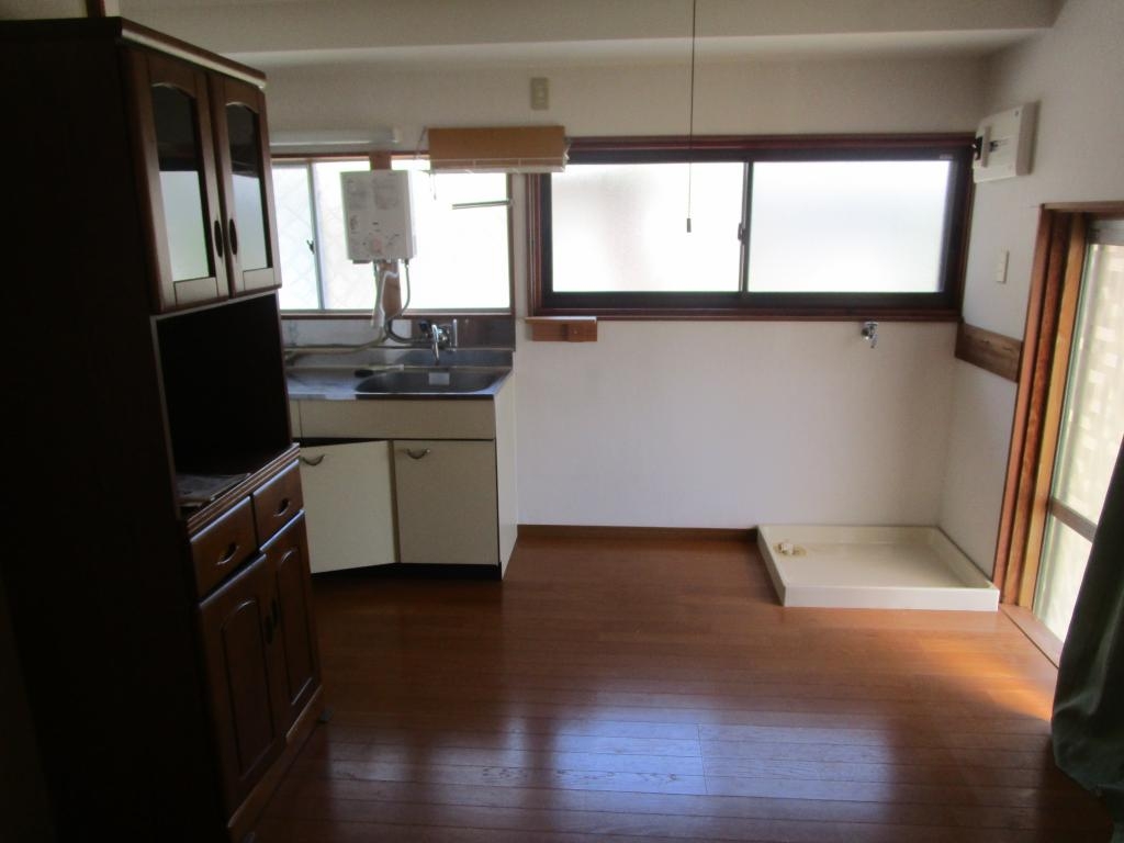 光が差し込む明るいキッチン