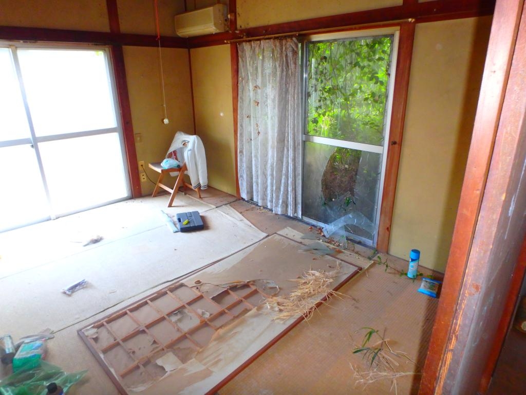 明るい日差しの和室