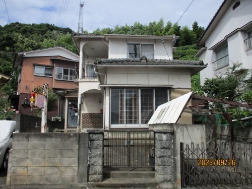 温かな光が差し込む二階建ての家