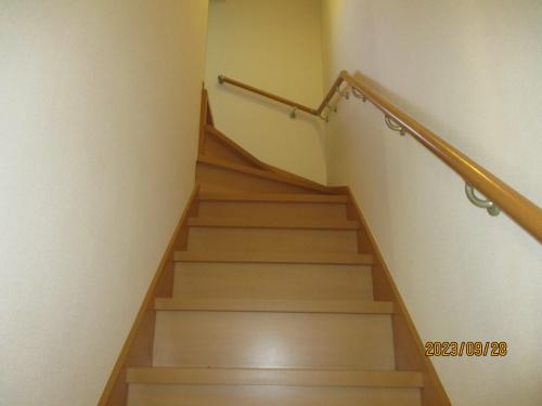 安全手すり付きの木製階段