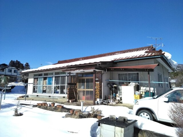 広々とした庭とガレージのある家