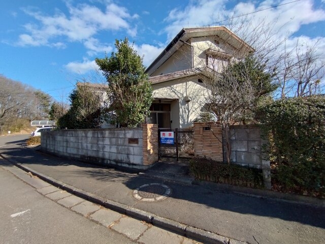 ゆったりとした雰囲気の2階建て住宅