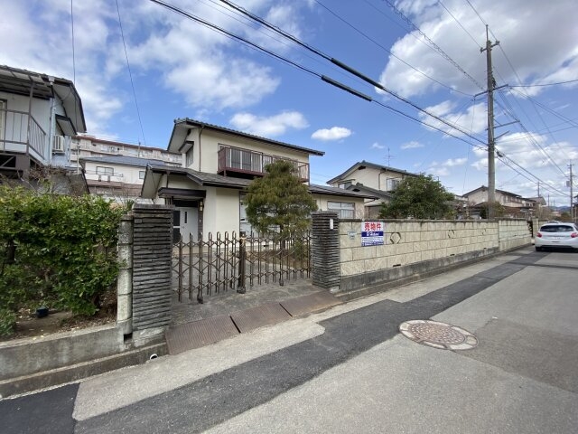 開放的な正門が特徴な外観
