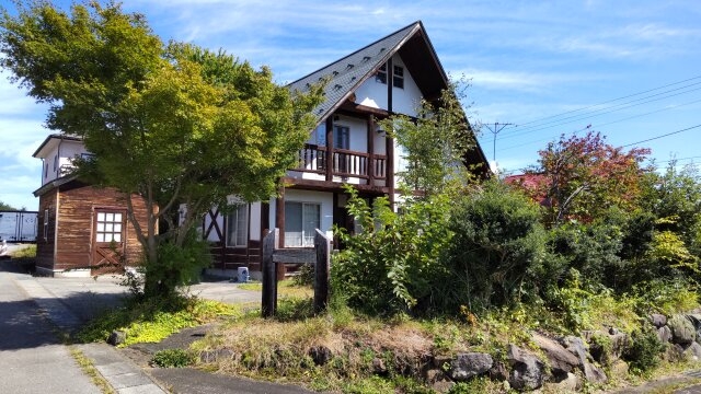 三角屋根のログハウス風外観