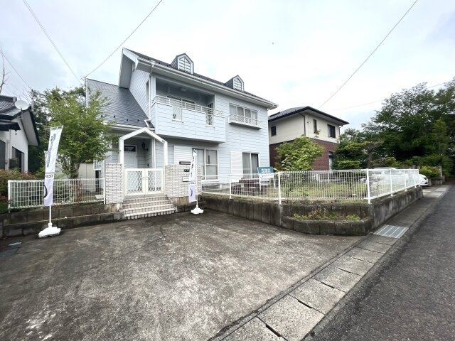 白いフェンスが映える広々とした二階建て住宅