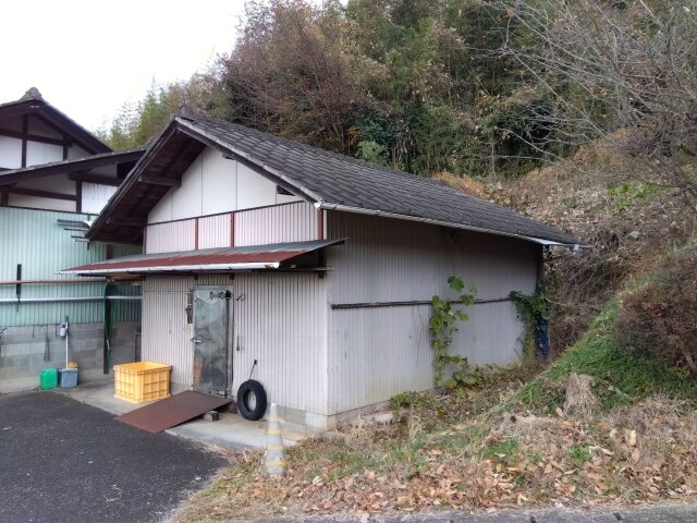 山の麓に佇む静かな倉庫
