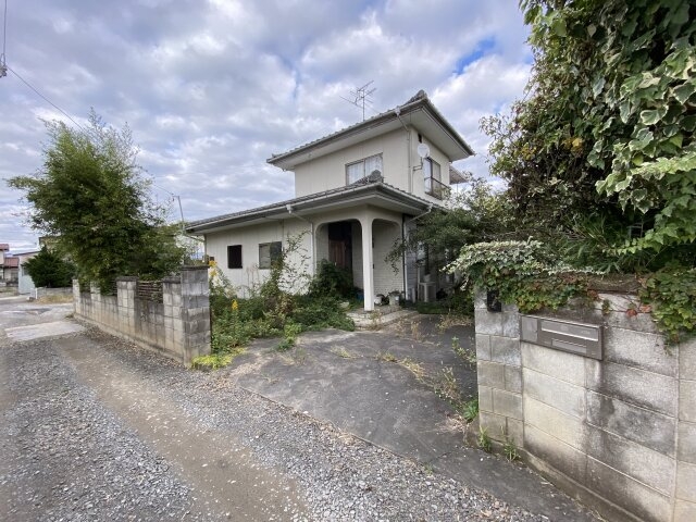 緑に包まれた静かな佇まいの二階建て住宅