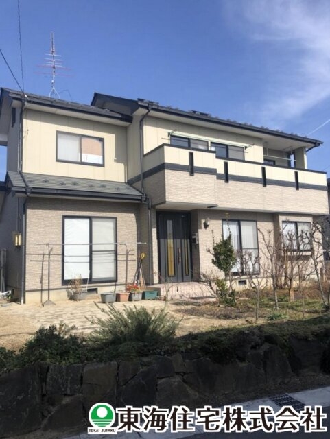 明るくモダンな二階建て住宅