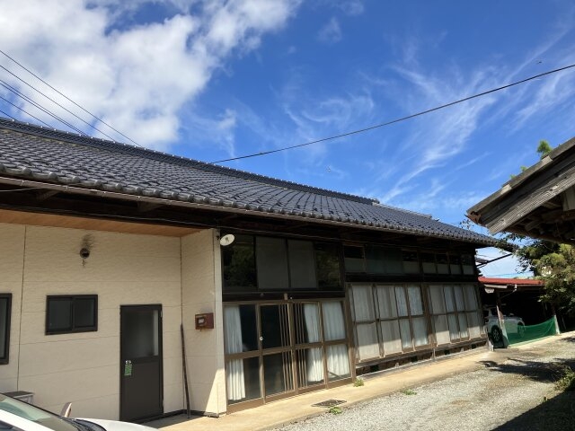 青空に映える趣深い大正時代の平家住宅