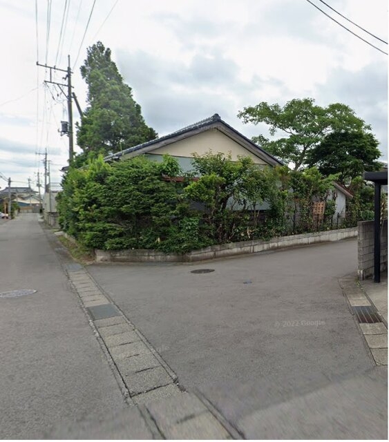 緑に囲まれた静かな角地の一軒家