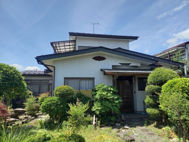 緑豊かな庭に囲まれた昭和風情漂う外観