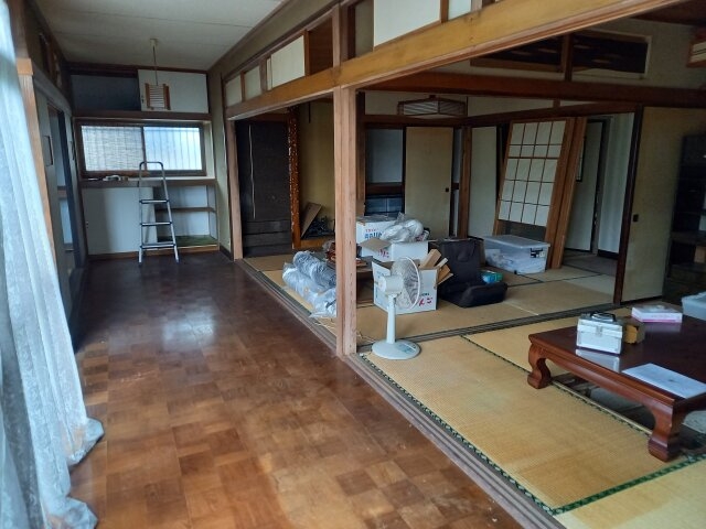広々とした畳敷きの空間、家族団らんの場に最適