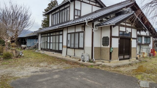 昔ながらの趣を感じる二階建ての外観