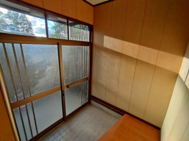 日差しが差し込む明るい玄関スペース