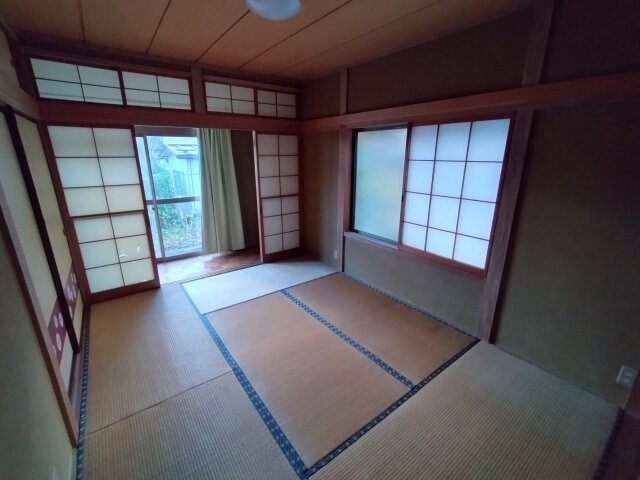 落ち着いた雰囲気が漂う、伝統的な和室空間