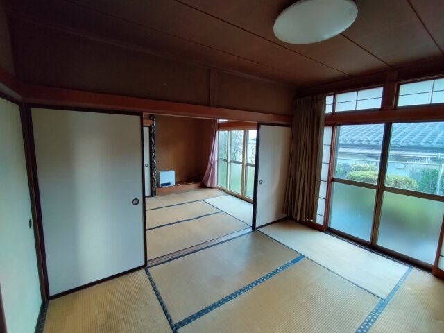 広々とした和室は、ゆったりとくつろげる空間を提供