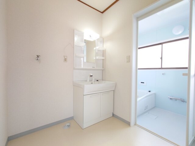 広々とした清潔感あふれる脱衣所