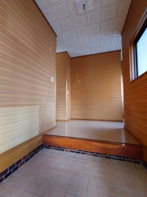 温かみを感じる木目調の玄関ホール