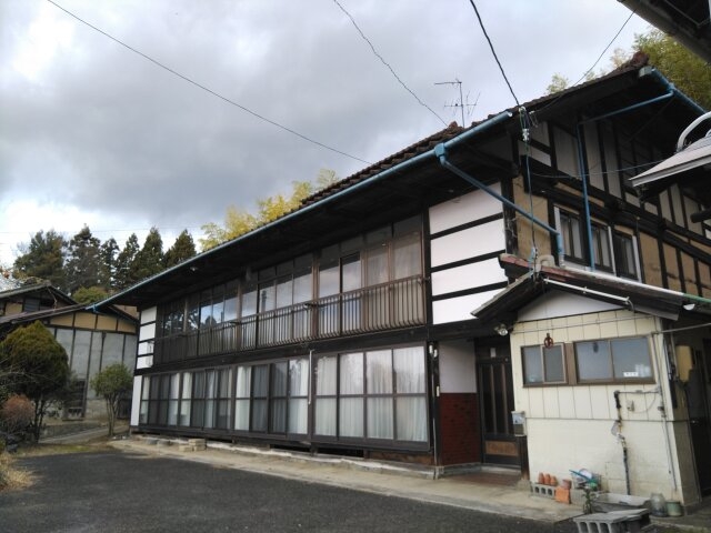 歴史を感じさせる和風建築の主屋