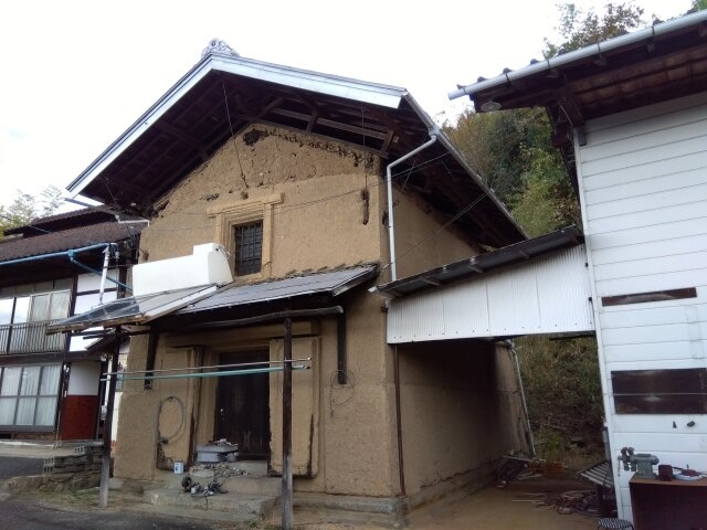 昔ながらの土蔵、重厚な佇まいが印象的