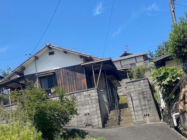 高台に佇む昔ながらの平屋住宅