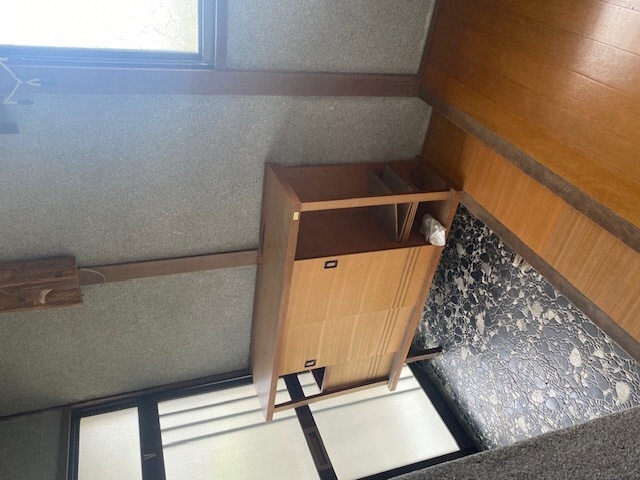 温かみのある木製ドアが迎える広々玄関