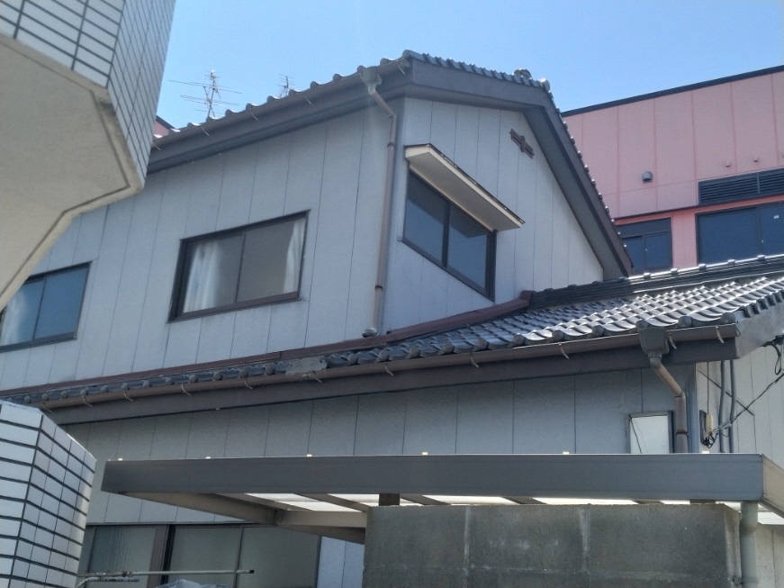 重厚感のある2階建ての家