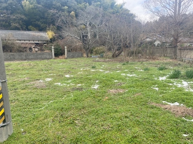 空き家の前に広がる広々とした緑地