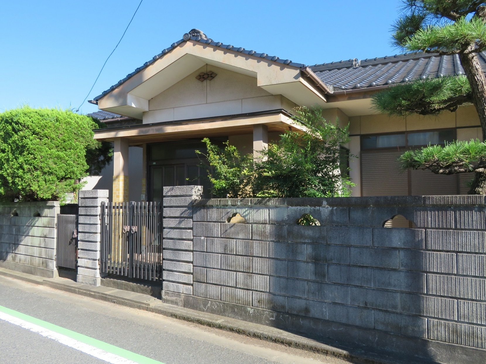 落ち着いた色合いの伝統的な日本家屋
